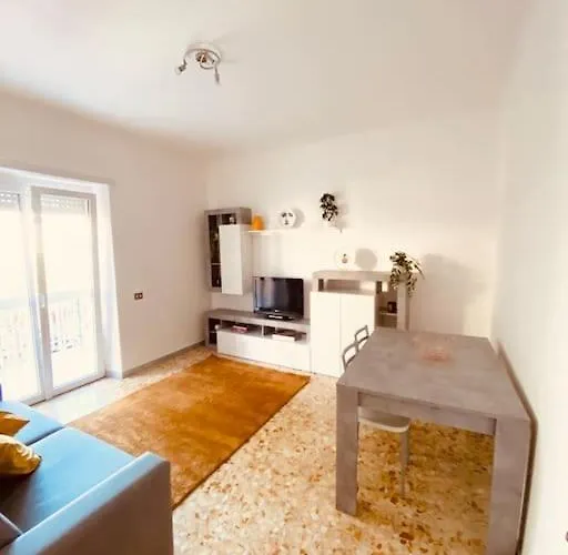 Charming & Quiet With Private Deck Next To Metro