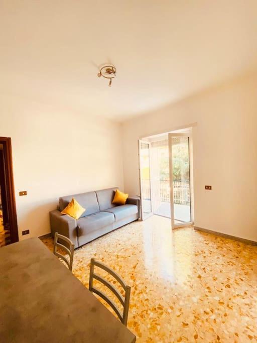 Charming & Quiet With Private Deck Next To Metro Rom
